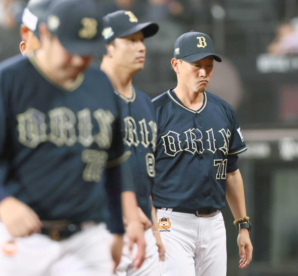 　日本ハムに敗戦し、引き揚げるオリックス・岸田護監督（右）（撮影・中島達哉）