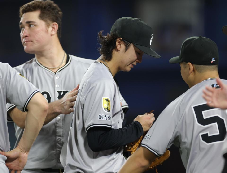 　ＤｅＮＡにサヨナラ負けし、ナインにねぎらわれる田中瑛（中央）＝撮影・西岡正