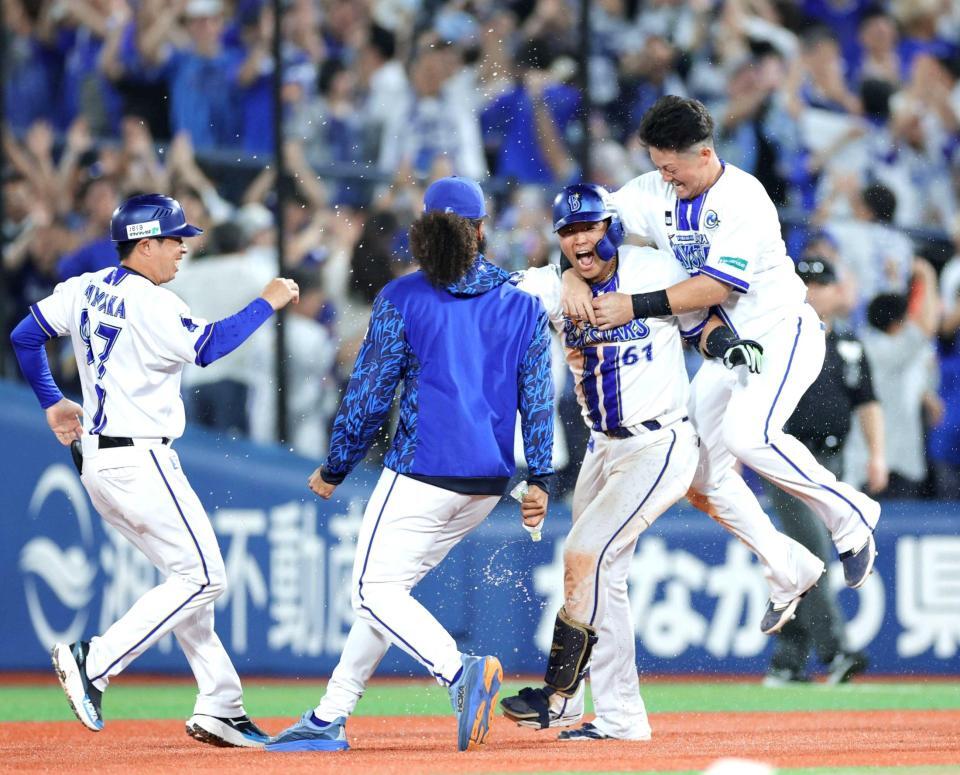 　１１回、サヨナラ打を放ち、ナインに祝福される蝦名（右から２人目）＝撮影・西岡正