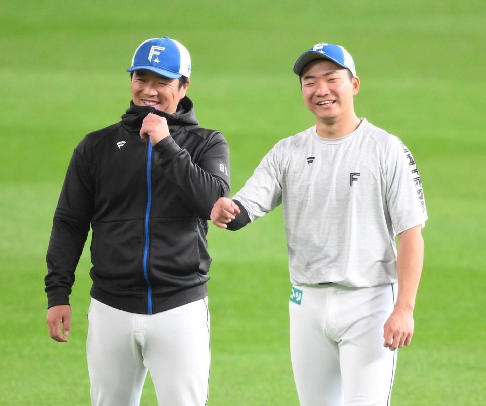 　横尾打撃コーチ（左）と談笑する山県（撮影・伊藤笙子）