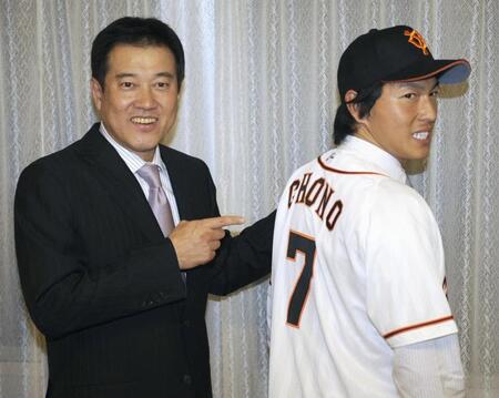 　巨人から１位指名を受け、原監督（左）からユニホームを贈られたホンダの長野
