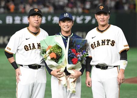 　長野、坂本（右）から花束を渡され、笑顔を見せるヤクルト・青木（中）＝２４年９月１４日