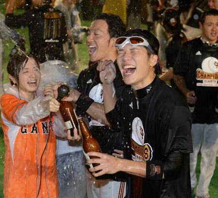 　ビールかけではしゃぐ坂本と長野＝２０１２年９月２１日