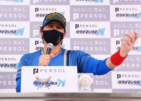 　ＣＳ前日会見で話す新庄監督（撮影・中島達哉）