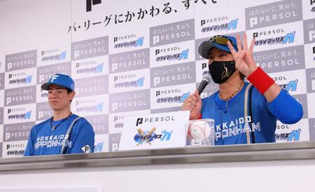 　前日会見でソフトバンクについて話す新庄監督（左は松本剛）＝撮影・中島達哉