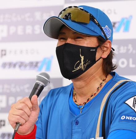 　ＣＳ前日会見で笑顔を見せる新庄監督（撮影・中島達哉）