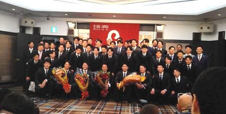 　駆けつけた選手、コーチ、スタッフらと記念撮影する長野（前列中央）