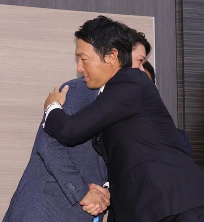 　坂本（左）と抱き合う長野（撮影・西岡正）