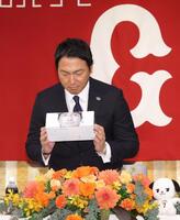 　ティッシュを持参して登壇した長野（撮影・西岡正）