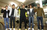 　グアムの自主トレから帰国した（左から）河野、坂本、阿部、長野、藤村＝２０１１年１月２２日