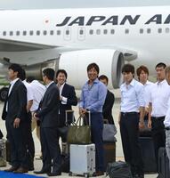 　ウェルカムセレモニーで、長野（中央左）らと笑顔を見せる阪神・藤川（中央）。（右から）広島・大竹、前田、坂本＝２０１２年７月１２日