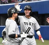 　走者一掃の三塁打を放った長野（左）を笑顔で迎える坂本＝２４年５月８日