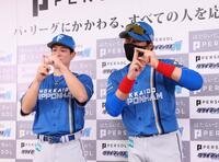 　第一部のフォトセッションでソフトバンク・小久保監督と柳町がした「ＰＳ（ピース）！」のポーズをまねる新庄監督（右）と松本剛（撮影・中島達哉）