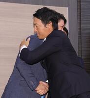 　坂本（左）と抱き合う長野（撮影・西岡正）