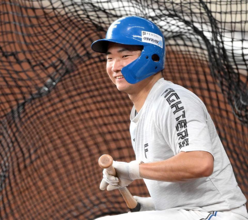 　バットを手に笑顔を見せる山県（撮影・伊藤笙子）