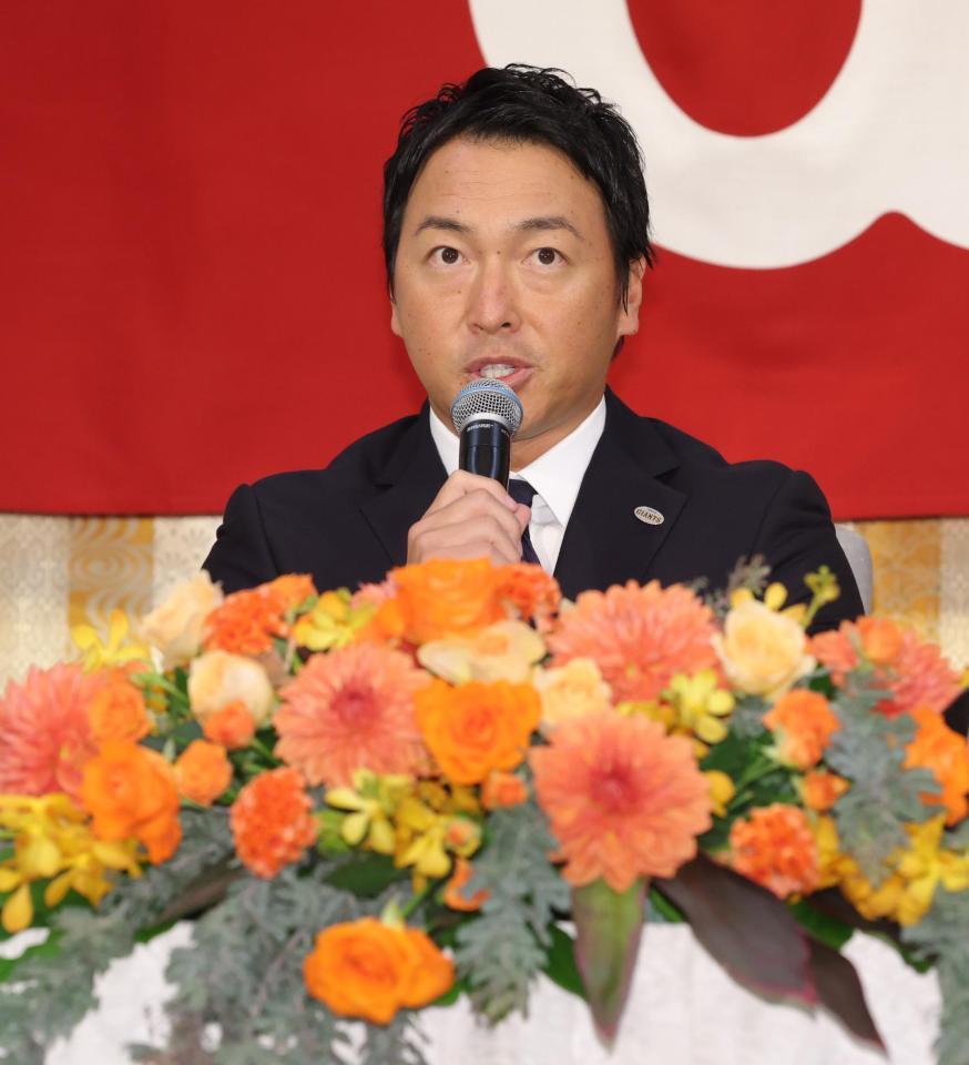 　引退会見で話す長野（撮影・西岡正）