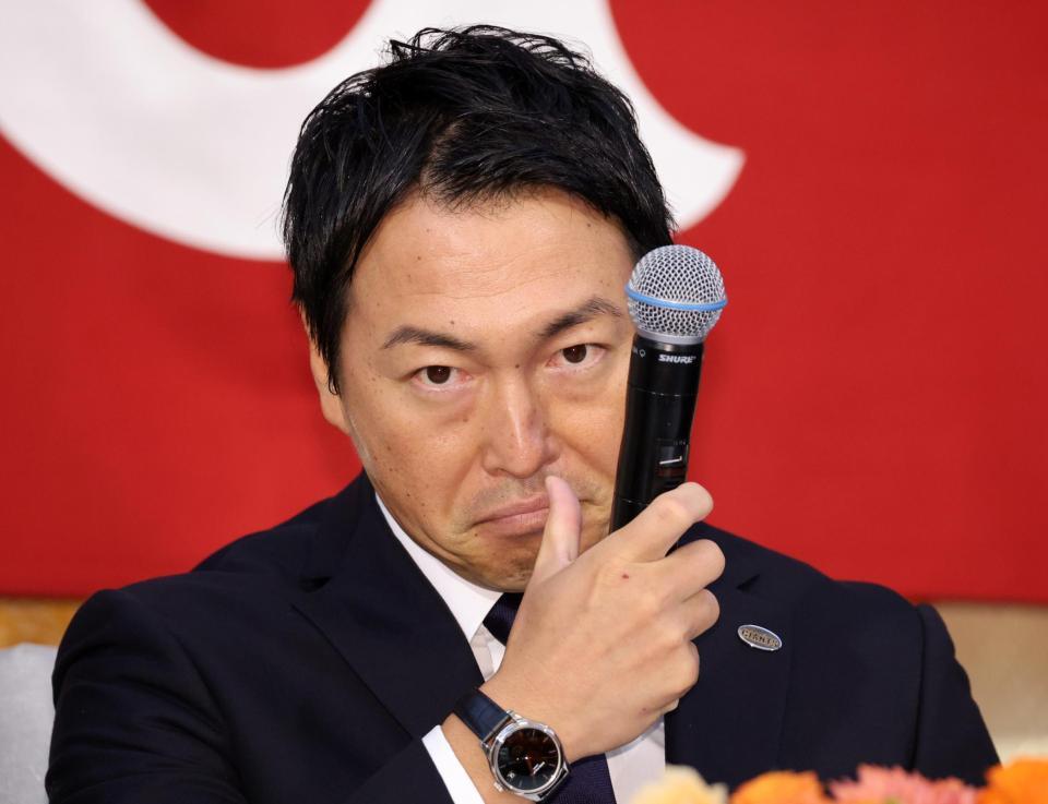 　現役引退の記者会見をする長野