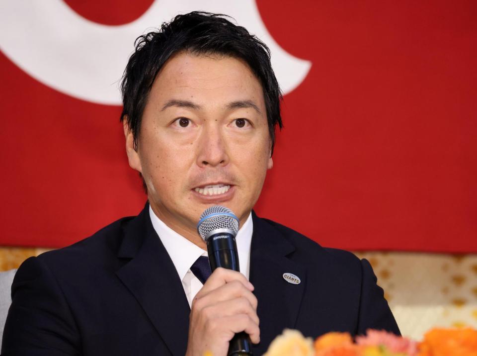 　現役引退の記者会見をする長野