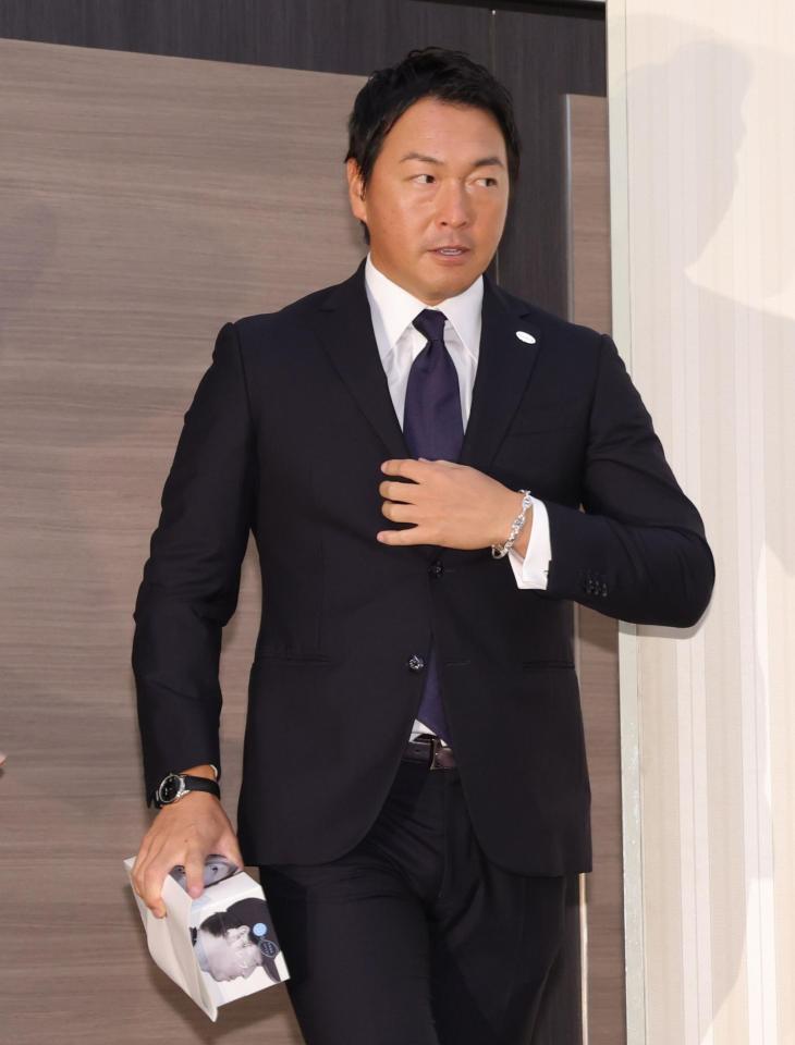 　引退会見に登壇する長野（撮影・西岡正） 