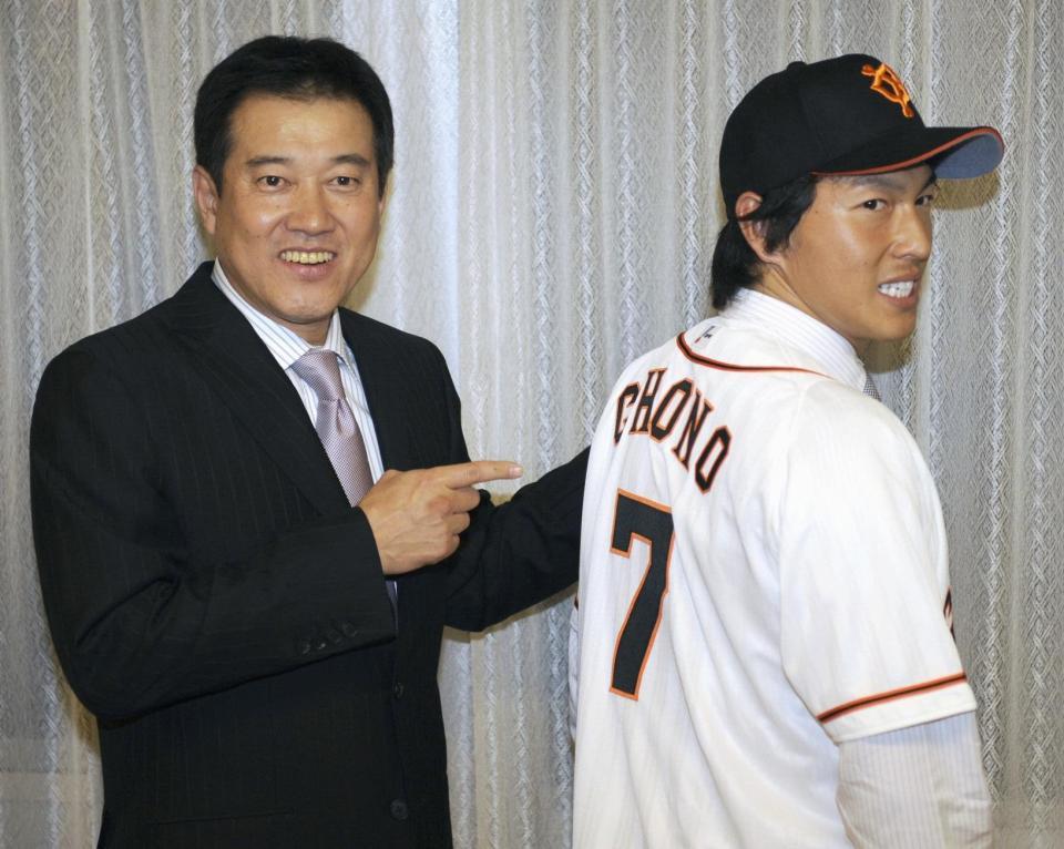 　巨人から１位指名を受け、原監督（左）からユニホームを贈られたホンダの長野