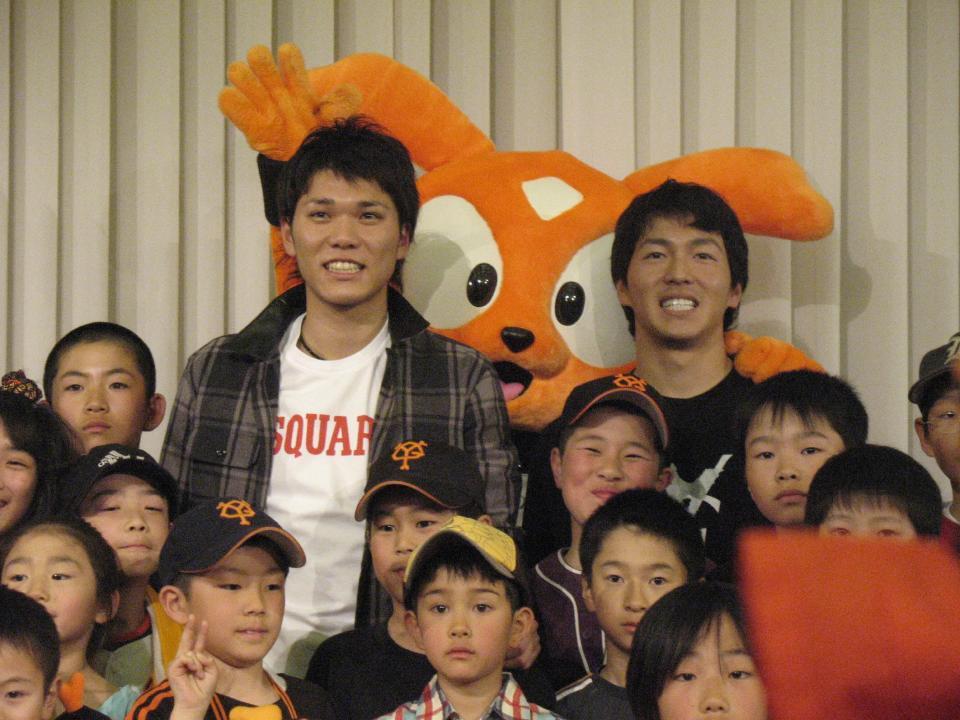 　トークショーでこどもたちと記念撮影する坂本＆長野＝２００９年