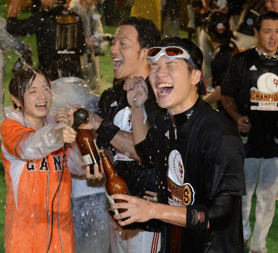 　ビールかけではしゃぐ坂本と長野＝２０１２年９月２１日