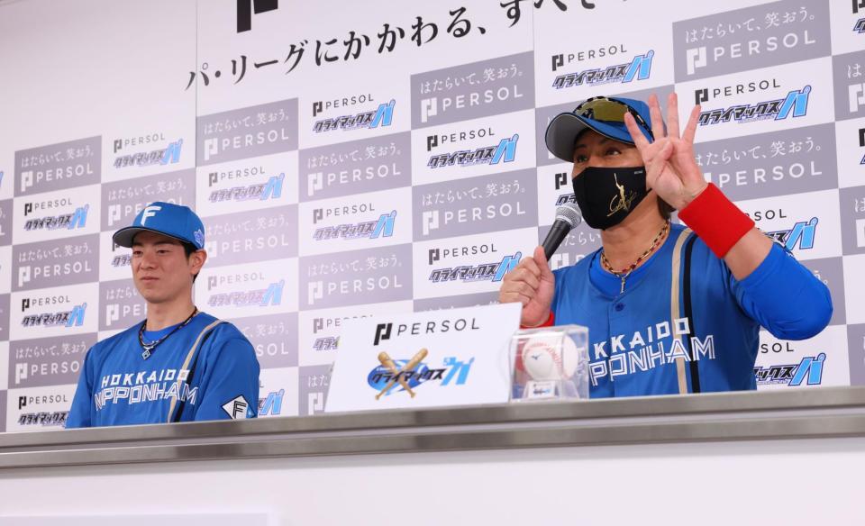 　前日会見でソフトバンクについて話す新庄監督（左は松本剛）＝撮影・中島達哉