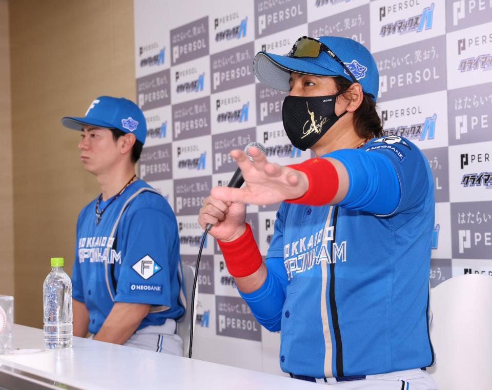 　ＣＳファイナルの前日会見で意気込みを語る新庄監督（左は松本剛）＝撮影・中島達哉