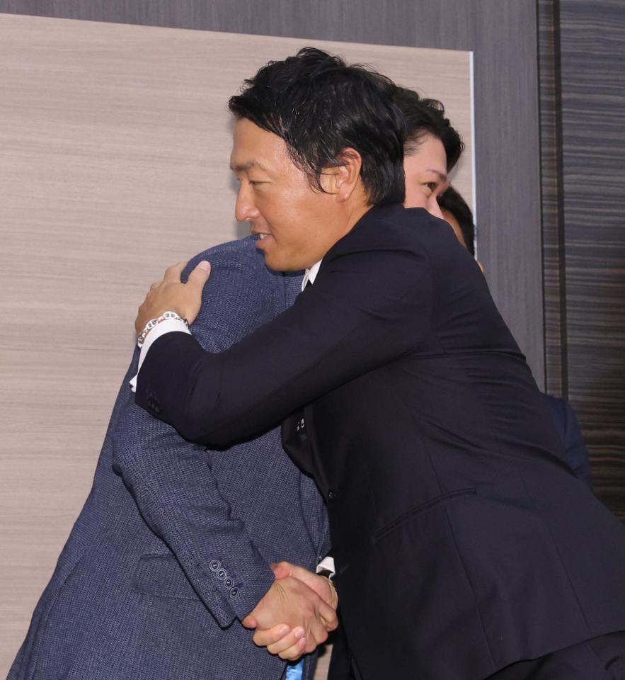 　坂本（左）と抱き合う長野（撮影・西岡正）