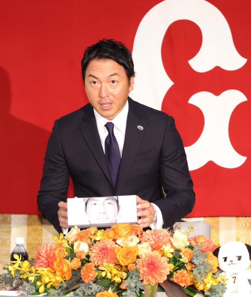 　ティッシュボックスを持参して引退会見に登場した長野（撮影・西岡正）