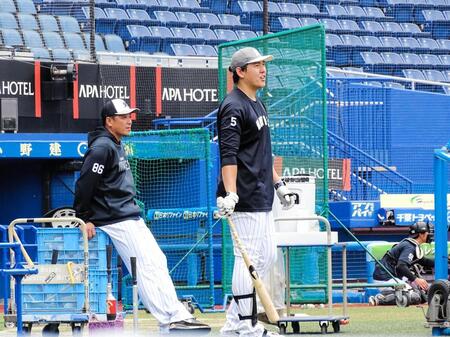 　秋季練習で打ち込んだ安田（右）とサブロー監督