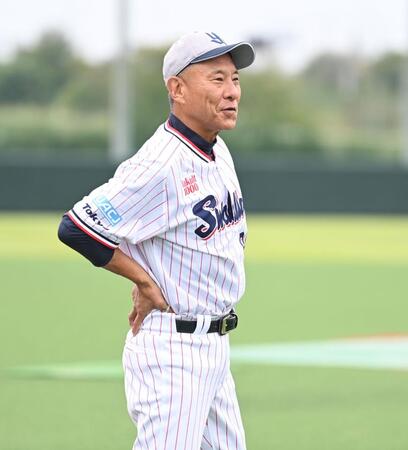 　ユニホーム姿でさっそうとグランドに現れた池山新監督（撮影・開出牧）