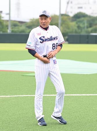 　ユニホーム姿でさっそうと登場した池山新監督（撮影・開出牧）