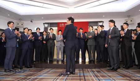 　駆けつけた選手らから拍手で送り出される長野（中央）＝１４日