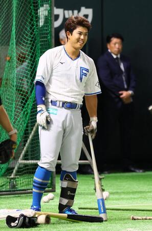 　一軍に合流し、バットを手にとる今川（撮影・中島達哉）