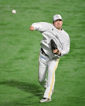 　キャッチボールをする有原（撮影・伊藤笙子）