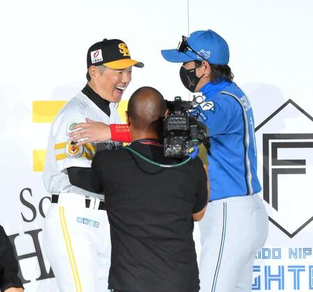 【写真】審判団も一緒にみんなでイェーイ！決戦前に高々と手を掲げる新庄監督＆小久保監督
