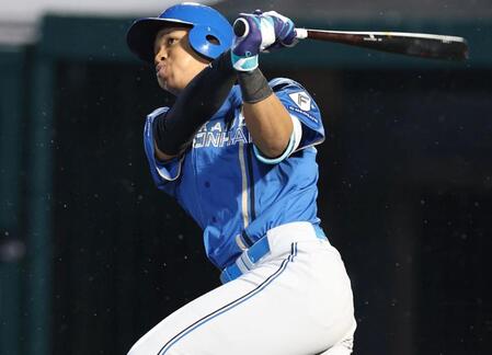 【写真】万波がまさかの落球 痛恨ミスにどんより肩を落とす