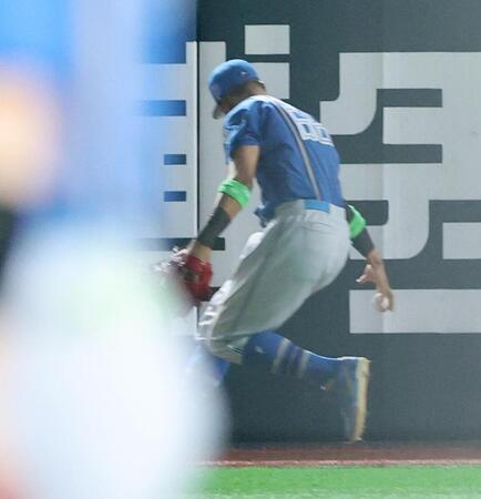 　２回、山川の中飛を失策する万波