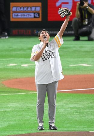 　始球式を終え、「しまっていこー！」と声出しをする内川聖一氏（撮影・伊藤笙子）