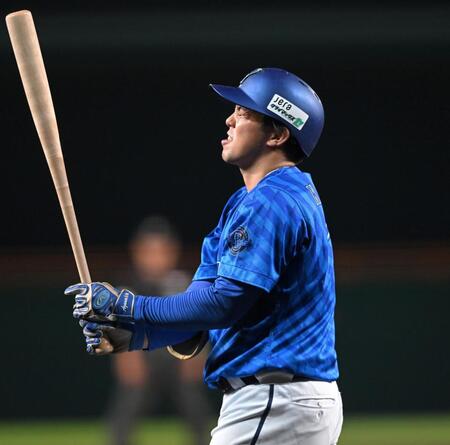 　２回、送りバントを失敗し、悔しがる東（撮影・飯室逸平）