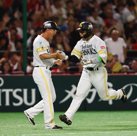 　７回、先制ソロを放ち、ダイヤモンドを回る野村（右）＝撮影・中島達哉