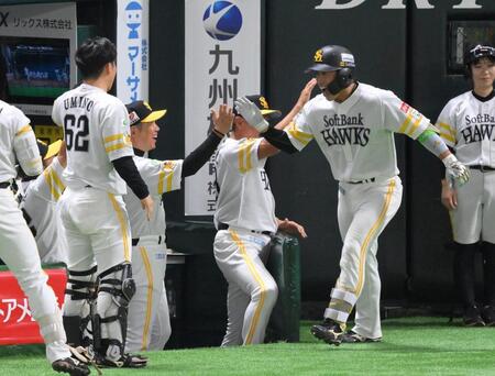 　７回、左中間へ先制ソロを放ち、小久保監督（中央左）に迎えられる野村（撮影・伊藤笙子）