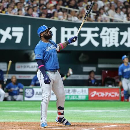 　８回、レイエスが右中間に同点ソロを放つ