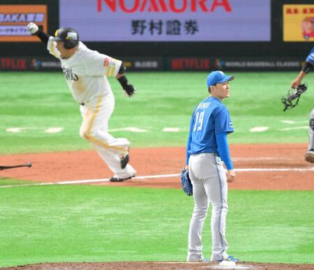 　１０回、山川（左奥）にサヨナラ適時打を浴びた玉井（撮影・伊藤笙子）