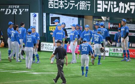 　１０回、サヨナラ負けを喫し、初戦を落とした日本ハムナイン（撮影・伊藤笙子）
