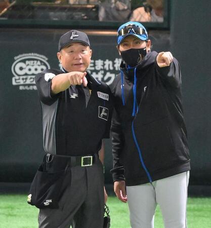 　１０回、山川を迎え、守備交代をする新庄監督（右）＝撮影・伊藤笙子