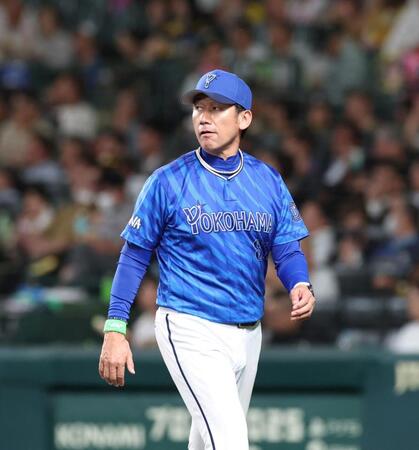 　８回の攻撃を終え、選手交代を告げた三浦監督はベンチに戻る（撮影・北村雅宏）