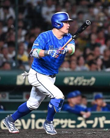 　５回、筒香が右前打を放つ