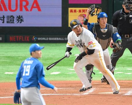 　１０回、玉井（手前）から左前へサヨナラ適時打を放つ山川（撮影・伊藤笙子）